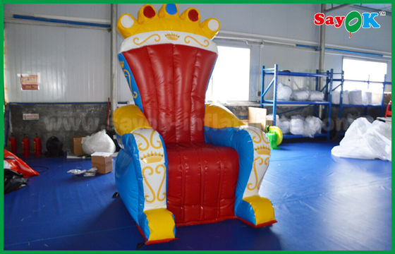 พีวีซีสีฟ้าและสีแดง ปรับปรุงโฆษณา inflatables นั่งบัลลังก์ / โซฟาสําหรับ Prop