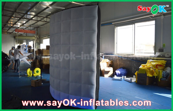 บูธถ่ายภาพคริสต์มาส Black / White Inflatable Led Lighting Wall Photobooth พองสำหรับงานแต่งงาน