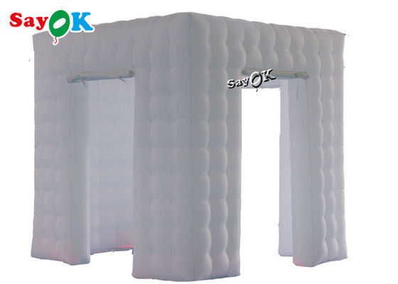 บูธกิจกรรมแสดง 2.5m 8.25ft สีขาวแบบพกพา 3 ประตู Cube Photo Booth เต็นท์พองด้วยไฟ LED